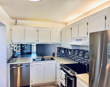 111 Lake Emerald Drive - Photo Thumbnail 8