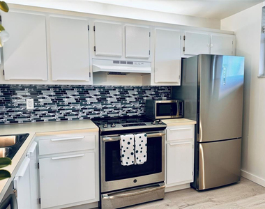 111 Lake Emerald Drive - Photo Thumbnail 7