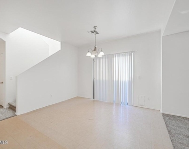 7060 S 7th Lane - Photo Thumbnail 8