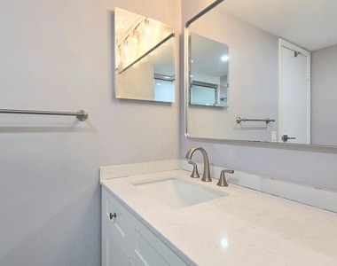 3100 W Rolling Hills Circle - Photo Thumbnail 11