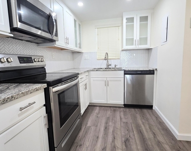 3100 W Rolling Hills Circle - Photo Thumbnail 2