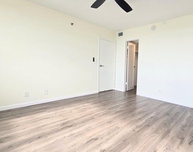 3100 W Rolling Hills Circle - Photo Thumbnail 19
