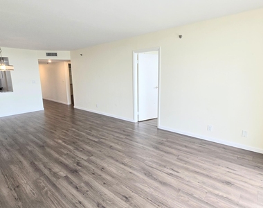 3100 W Rolling Hills Circle - Photo Thumbnail 7