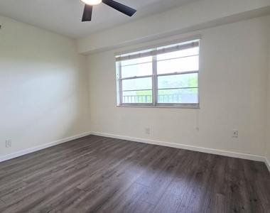 3100 W Rolling Hills Circle - Photo Thumbnail 9