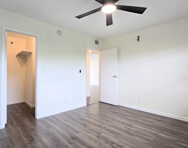 3100 W Rolling Hills Circle - Photo Thumbnail 27