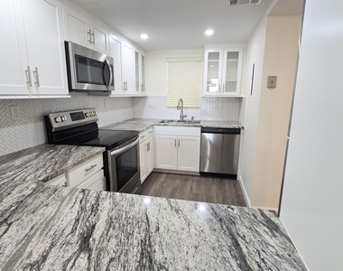 3100 W Rolling Hills Circle - Photo Thumbnail 1