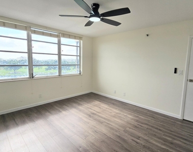 3100 W Rolling Hills Circle - Photo Thumbnail 8
