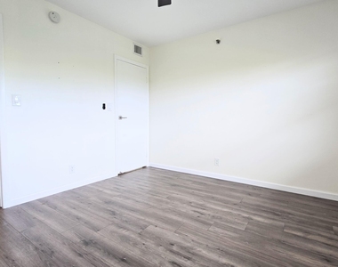 3100 W Rolling Hills Circle - Photo Thumbnail 22