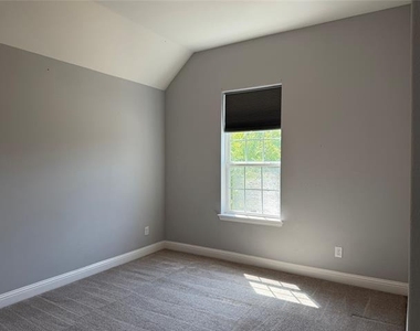 2417 Kingsgate Drive - Photo Thumbnail 24