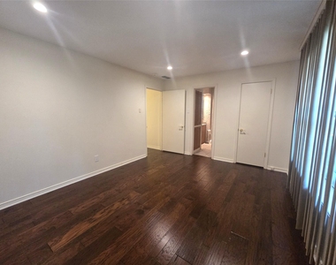 9334 Hunters Creek Drive - Photo Thumbnail 11