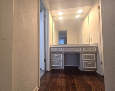 9334 Hunters Creek Drive - Photo Thumbnail 19
