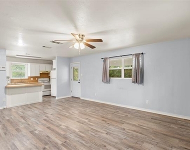 521 Hilltop Drive - Photo Thumbnail 3