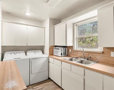 521 Hilltop Drive - Photo Thumbnail 8