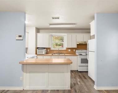 521 Hilltop Drive - Photo Thumbnail 6