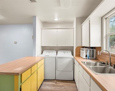 521 Hilltop Drive - Photo Thumbnail 7