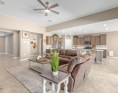 30916 W Verde Lane - Photo Thumbnail 5