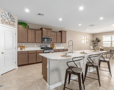 30916 W Verde Lane - Photo Thumbnail 8