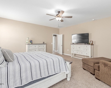 30916 W Verde Lane - Photo Thumbnail 11