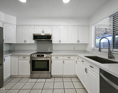 5833 W John Cabot Road - Photo Thumbnail 9