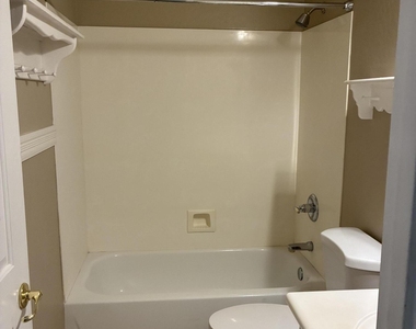 2913 E Tulsa Street - Photo Thumbnail 7