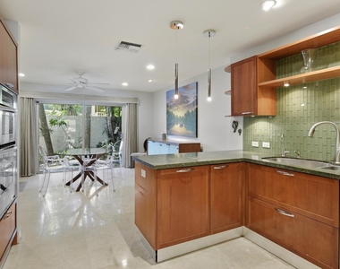 1172 Hillsboro Mile - Photo Thumbnail 19