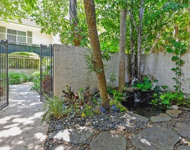 1172 Hillsboro Mile - Photo Thumbnail 10