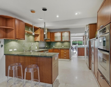 1172 Hillsboro Mile - Photo Thumbnail 17