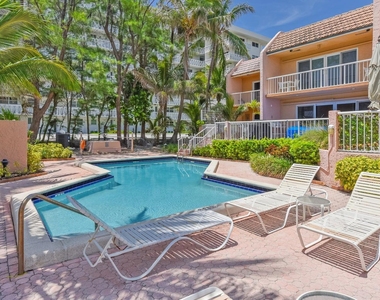 1172 Hillsboro Mile - Photo Thumbnail 8