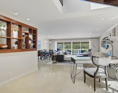 1172 Hillsboro Mile - Photo Thumbnail 13