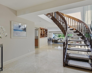 1172 Hillsboro Mile - Photo Thumbnail 12