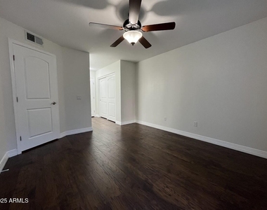 2025 E Campbell Avenue - Photo Thumbnail 11