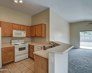 31111 N Claridge Circle - Photo Thumbnail 3