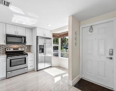 2503 Ne 15th Street - Photo Thumbnail 4
