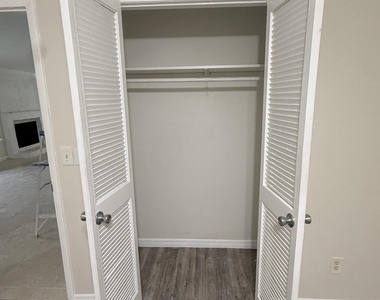 2289 Se Carnation Avenue - Photo Thumbnail 1