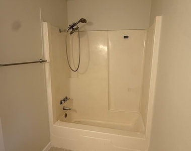 2289 Se Carnation Avenue - Photo Thumbnail 3