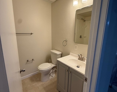 2289 Se Carnation Avenue - Photo Thumbnail 6