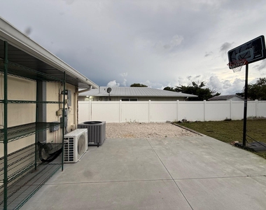 2289 Se Carnation Avenue - Photo Thumbnail 11