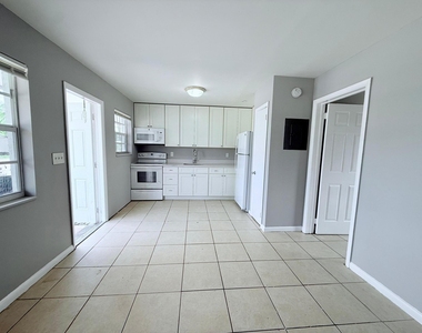 4308 Greenwood Avenue - Photo Thumbnail 3