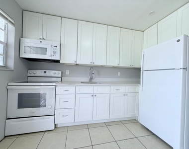 4308 Greenwood Avenue - Photo Thumbnail 5