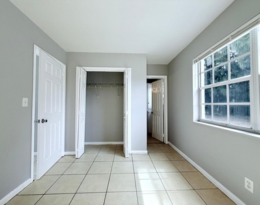 4308 Greenwood Avenue - Photo Thumbnail 8