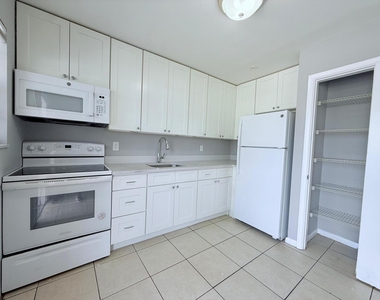 4308 Greenwood Avenue - Photo Thumbnail 4
