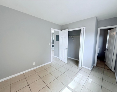 4308 Greenwood Avenue - Photo Thumbnail 7