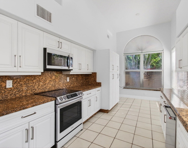7848 Travelers Tree Drive - Photo Thumbnail 13
