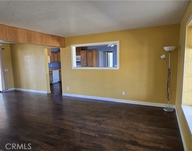 7806 E Avenue U - Photo Thumbnail 3