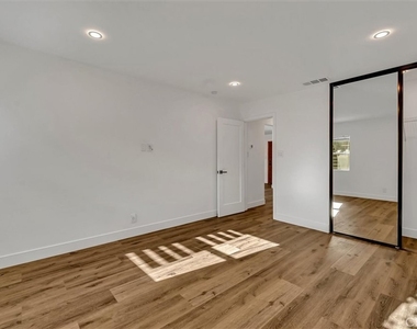 22134 Gilmore Street - Photo Thumbnail 7