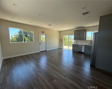 15362 1/2 Valerio Street - Photo Thumbnail 8