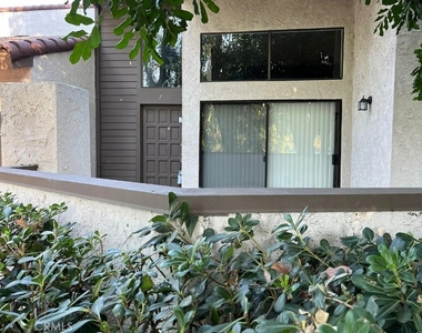 5800 Owensmouth - Photo Thumbnail 2