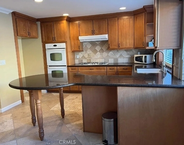 5800 Owensmouth - Photo Thumbnail 6