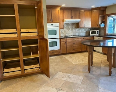 5800 Owensmouth - Photo Thumbnail 7