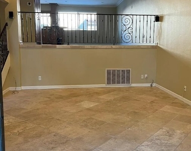 5800 Owensmouth - Photo Thumbnail 5
